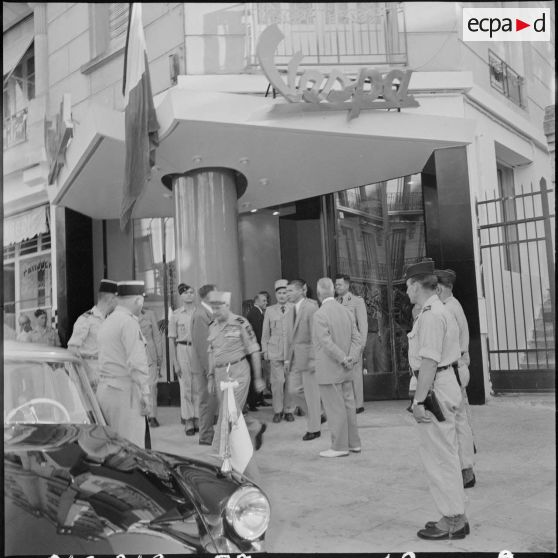 Alger. Le général Salan quitte les locaux de Vespa.