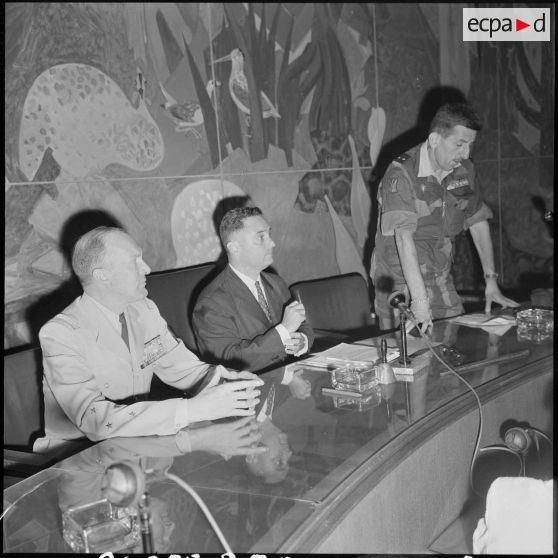 Alger. Conférence avec les généraux Massu et Allard.