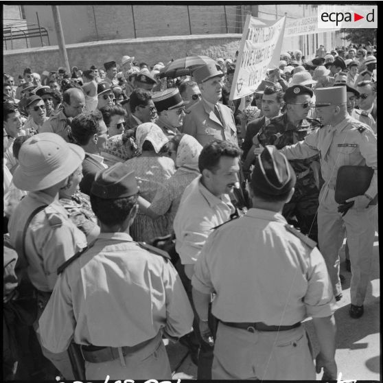 Le général de Gaulle à Batna.