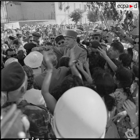 Le général de Gaulle à Batna.