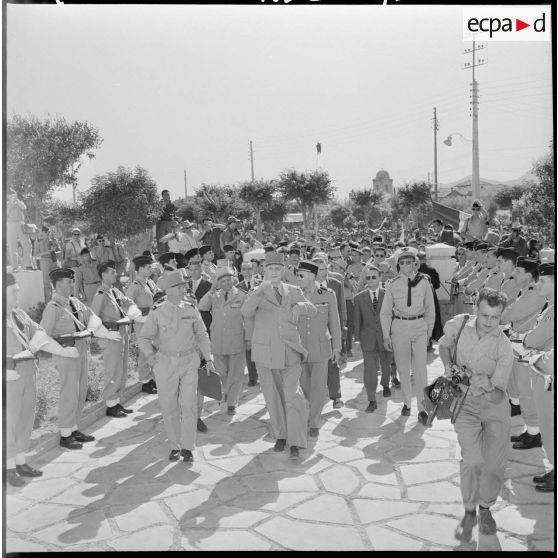 Le général de Gaulle en visite dans le Constantinois.