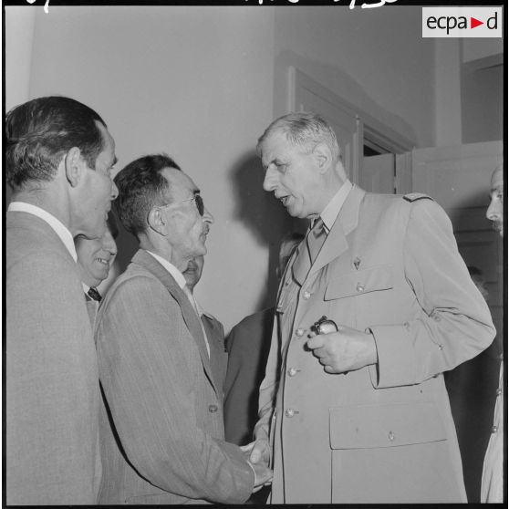 Le général de Gaulle en visite dans le Constantinois.