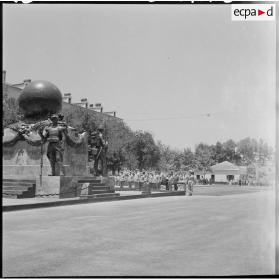 Cérémonie devant le monument aux morts d la Légion étrangère à Sidi-Bel-Abbès.
