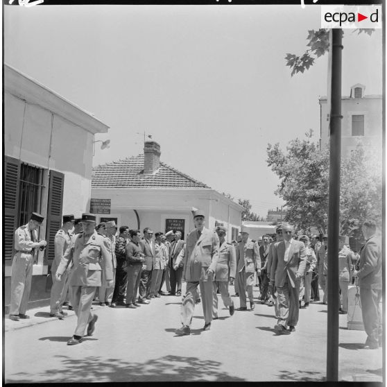 Le général de Gaulle dans les rues de Sidi-Bel-Abbès.