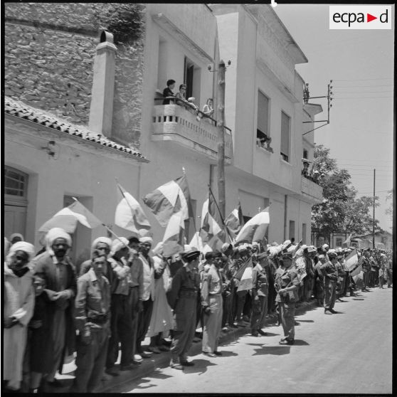 La foule dans les rues de Sidi-Bel-Abbès.