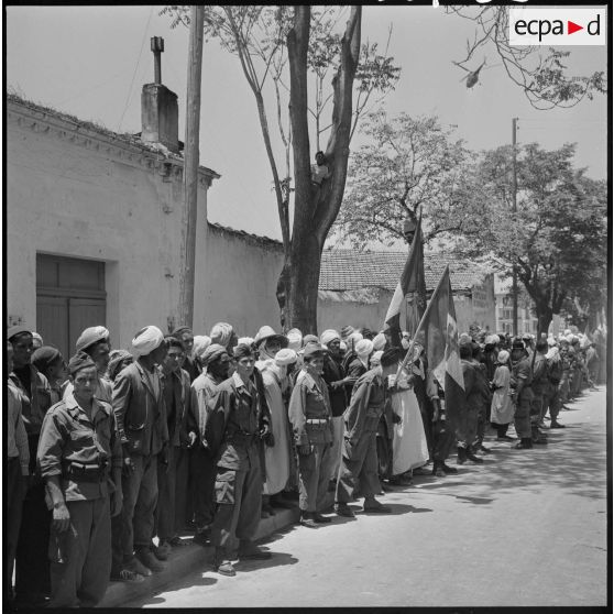 La foule dans les rues de Sidi-Bel-Abbès.