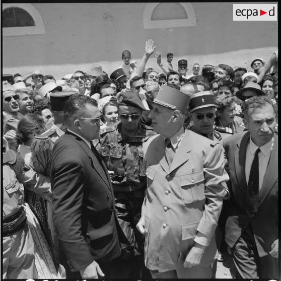 Le général de Gaulle à Sidi-Bel-Abbès.