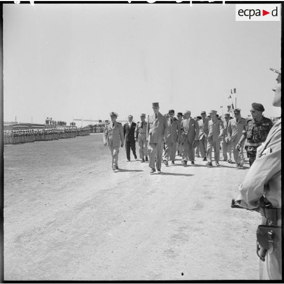 Le général de Gaulle sur la base aérienne de Zenata.