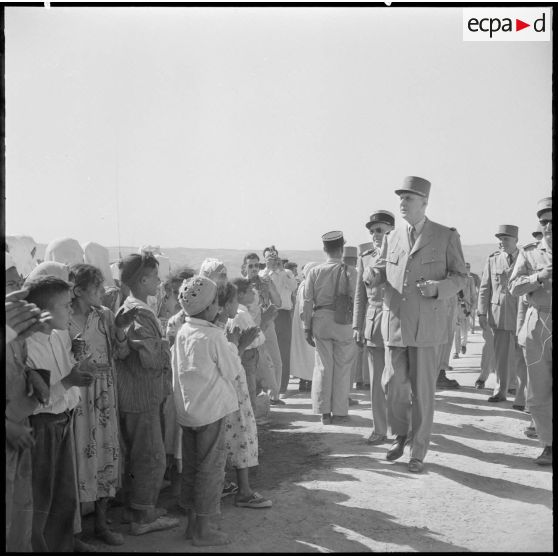 Le général de Gaulle en visite dans l'Oranais.