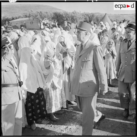 Le général de Gaulle visite le centre de regroupement des Ouled Ali.