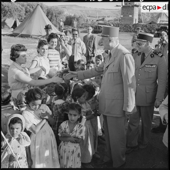 Le général de Gaulle visite le centre de regroupement des Ouled Ali.