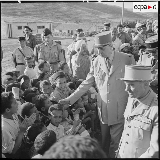 Le général de Gaulle visite le centre de regroupement des Ouled Ali.