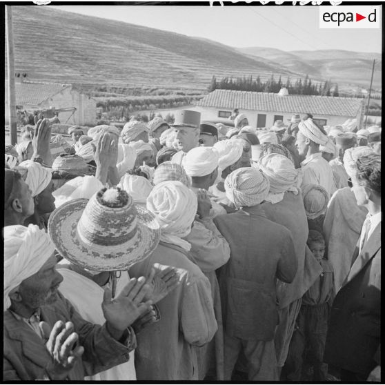 Le général de Gaulle visite le centre de regroupement des Ouled Ali.