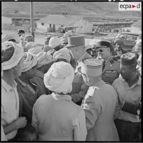 Le général de Gaulle visite le centre de regroupement des Ouled Ali.