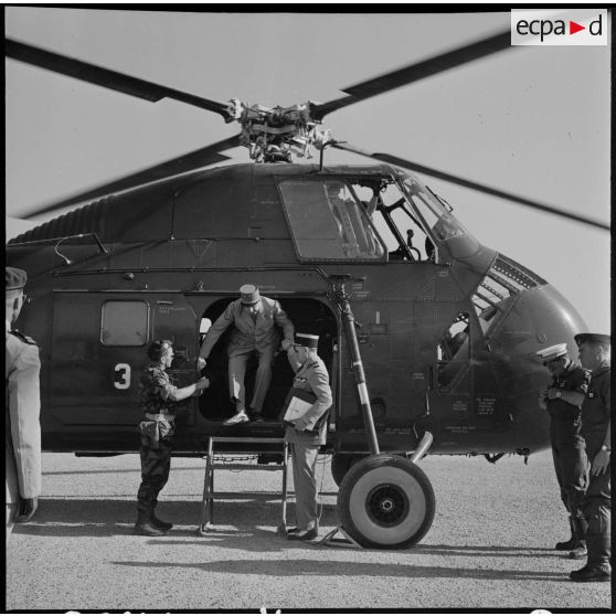 Le général de Gaulle à sa descente d'hélicoptère.