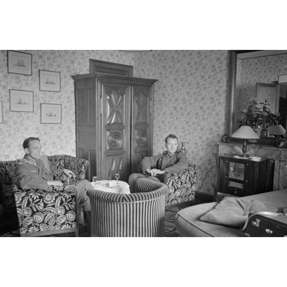 Des marins allemands dans une chambre réquisitionnée pour leur usage sur un site de Loire-Atlantique.