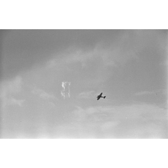 Un bombardier allemand Heinkel He-111 dans le ciel de Loire-Atlantique.