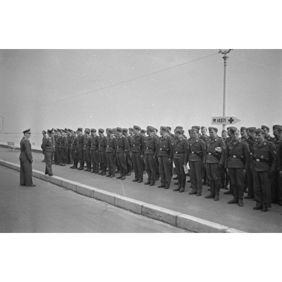 Des aviateurs de la Luftwaffe au garde à vous peu avant leur entrée dans le Grand hôtel de Saint-Nazaire.