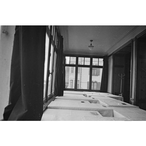Au Grand Hôtel de Saint-Nazaire, les tables ont été rassemblées pour laisser les spectateurs assister à la présentation du Kapitänleutnant Endrass.