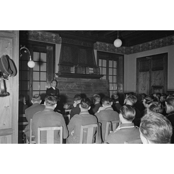 Au Grand Hôtel de Saint-Nazaire, le capitaine (Kapitänleutnant) Engelbert Endrass s'exprime devant un panel d'aviateurs et de marins allemands.