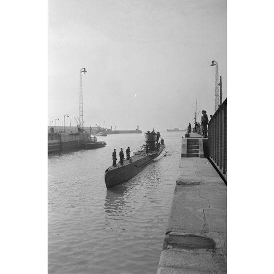 De retour de croisière, le sous-marin U-553 se rapproche du port de Saint-Nazaire, une partie de l'équipage est sur le pont.