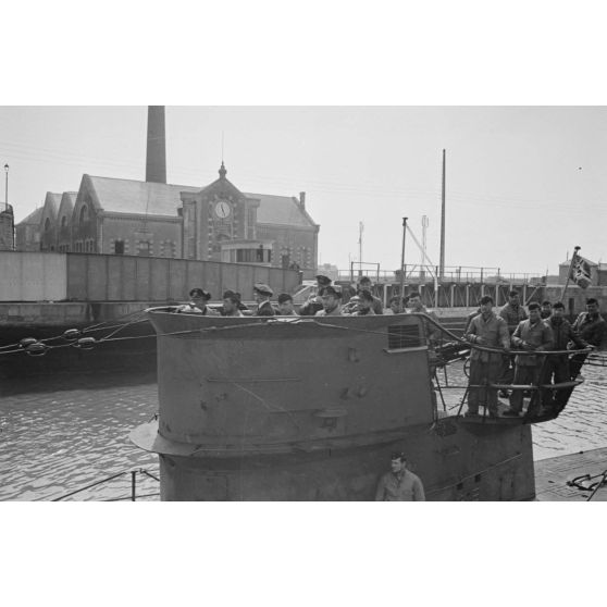 Officiers et sous-officiers sont dans le kiosque du sous-marin U-553 pour profiter de l'accueil qu'il leur est réservé à leur retour à Saint-Nazaire.