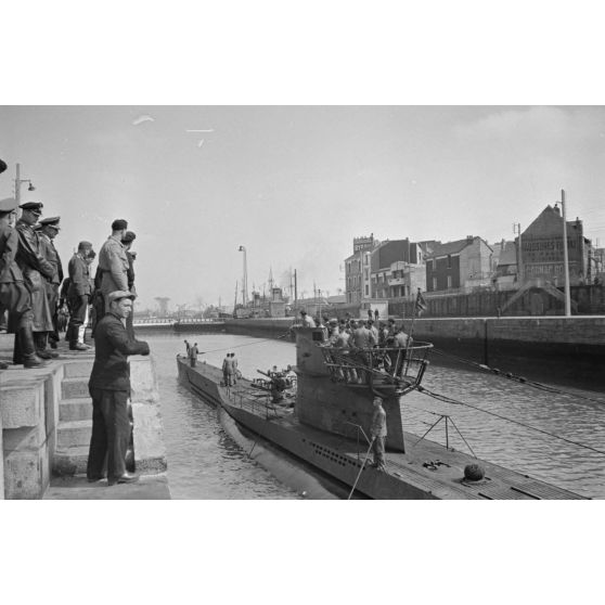 De retour de croisière, le sous-marin U-553 se rapproche du port de Saint-Nazaire.