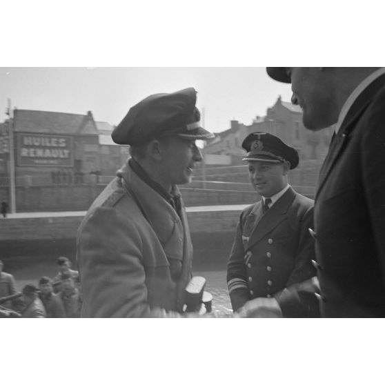Le Kapitänleutnant Karl Thurmann commandant du sous-marin U-553 débarque sur le quai du port de Saint-Nazaire où des officiers de la Kriegsmarine l'accueillent