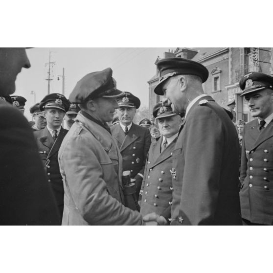 Le Kapitänleutnant Karl Thurmann commandant du sous-marin U-553 débarque sur le quai du port de Saint-Nazaire où des officiers de la Kriegsmarine l'accueillent