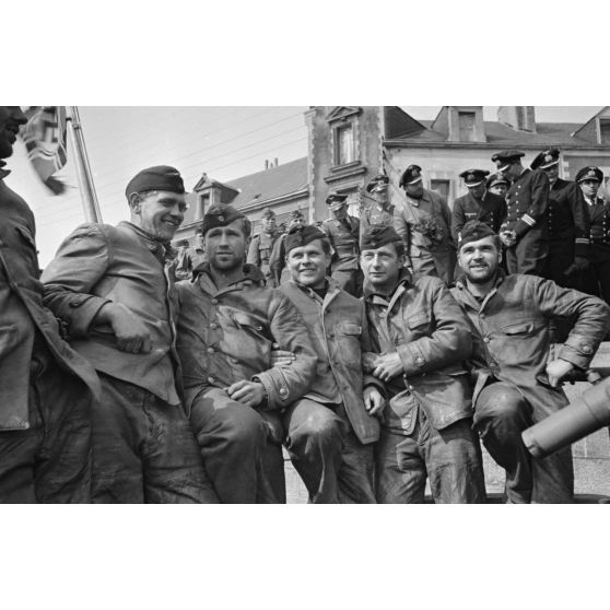 Des membres de l'équipage du sous-marin U-553 à leur retour de croisière dans le port de Saint-Nazaire.