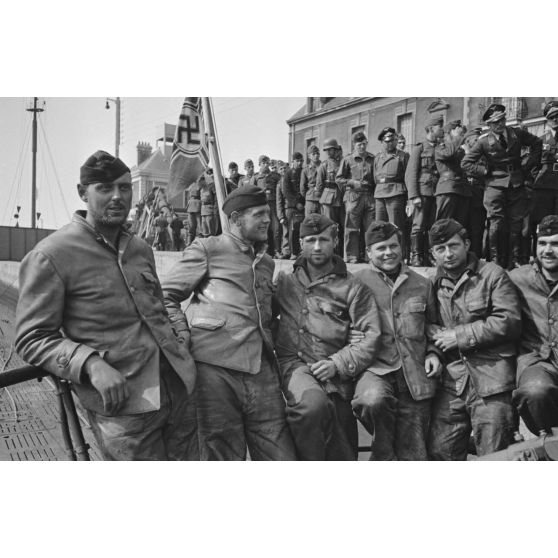 Des membres de l'équipage du sous-marin U-553 à leur retour de croisière dans le port de Saint-Nazaire.