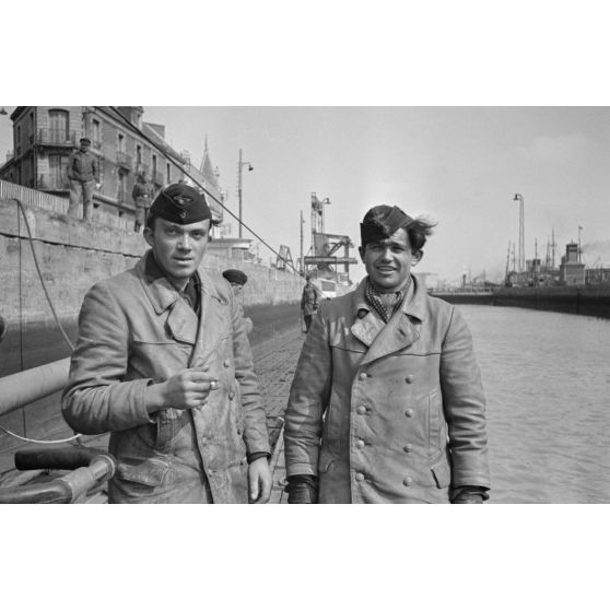 Des membres de l'équipage du sous-marin U-553 à leur retour de croisière dans le port de Saint-Nazaire.