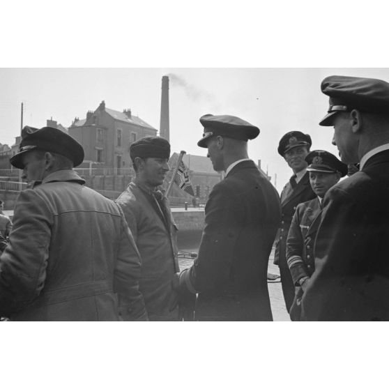L'équipage du  Kapitänleutnant Karl Thurmann commandant du sous-marin U-553 débarque sur le quai du port de Saint-Nazaire où des officiers de la Kriegsmarine l'accueillent.