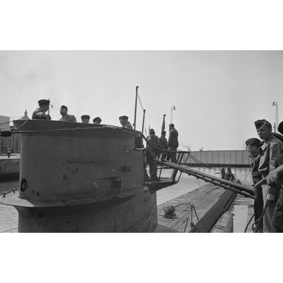 Dans le port de Saint-Nazaire, l'équipage du sous-marin U-553 quitte le navire à l'issue de leur dernière croisière.