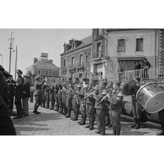 Sur le quai du port de Saint-Nazaire, la musique militaire de l'armée de l'air allemande est venue apporter son soutien à la propagande lors du retour du sous-marin U-553.