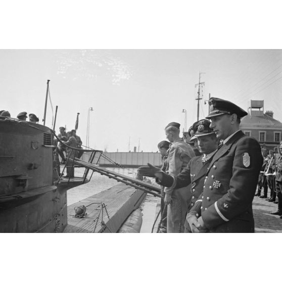 Le Rundfunkberichter Heinrich Schwich en compagnie du commandant Engelbert Endrass.