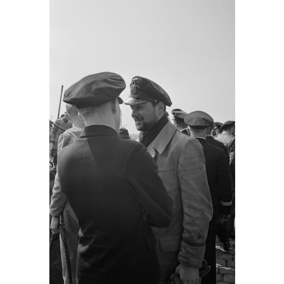 L'officier adjoint du Kapitänleutnant Karl Thurmann (U-553) débarque sur le quai du port de Saint-Nazaire où des officiers de la Kriegsmarine l'accueillent.
