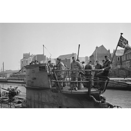 Officiers et sous-officiers sont dans le kiosque du sous-marin U-553 pour profiter de l'accueil qu'il leur est réservé à leur retour de croisière à Saint-Nazaire.