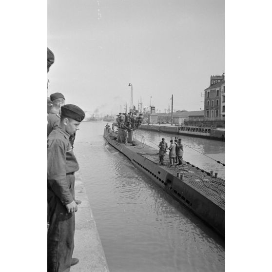 De retour de croisière, le sous-marin U-553 se rapproche du port de Saint-Nazaire.