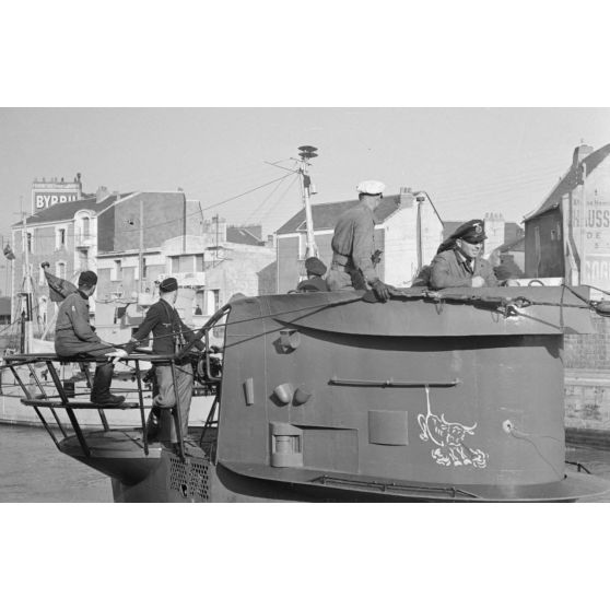 Au port de Saint-Nazaire, appareillage d'un sous-marin allemand de la 7.Unterseebootflottille et retour du sous-marin U-553 commandé par le Kapitänleutnant Karl Thurmann.