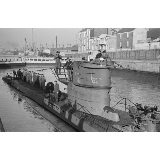Au port de Saint-Nazaire, appareillage d'un sous-marin allemand de la 7.Unterseebootflottille et retour du sous-marin U-553 commandé par le Kapitänleutnant Karl Thurmann.