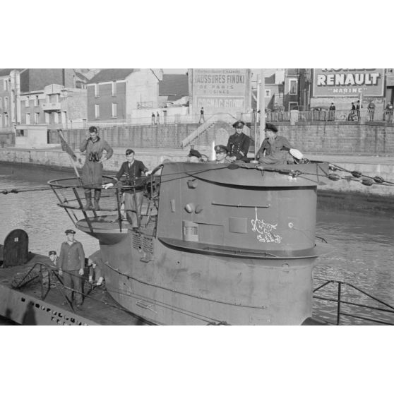 Au port de Saint-Nazaire, appareillage d'un sous-marin allemand de la 7.Unterseebootflottille et retour du sous-marin U-553 commandé par le Kapitänleutnant Karl Thurmann.