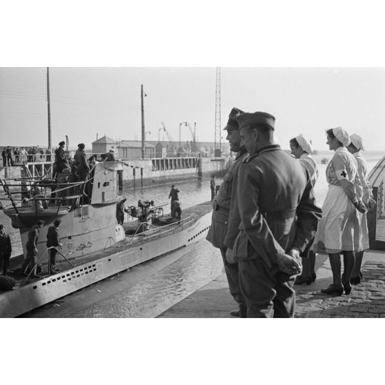 Au port de Saint-Nazaire, appareillage d'un sous-marin allemand de la 7.Unterseebootflottille et retour du sous-marin U-553 commandé par le Kapitänleutnant Karl Thurmann.