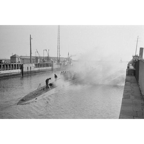 Au port de Saint-Nazaire, appareillage d'un sous-marin allemand de la 7.Unterseebootflottille et retour du sous-marin U-553 commandé par le Kapitänleutnant Karl Thurmann.