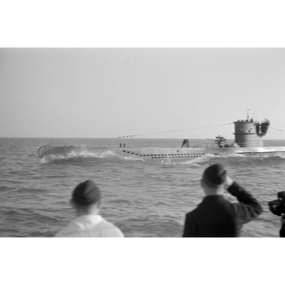 Au port de Saint-Nazaire, appareillage d'un sous-marin allemand de la 7.Unterseebootflottille et retour du sous-marin U-553 commandé par le Kapitänleutnant Karl Thurmann.