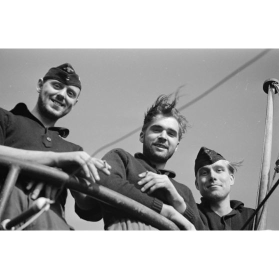 Au port de Saint-Nazaire, appareillage d'un sous-marin allemand de la 7.Unterseebootflottille et retour du sous-marin U-553 commandé par le Kapitänleutnant Karl Thurmann.