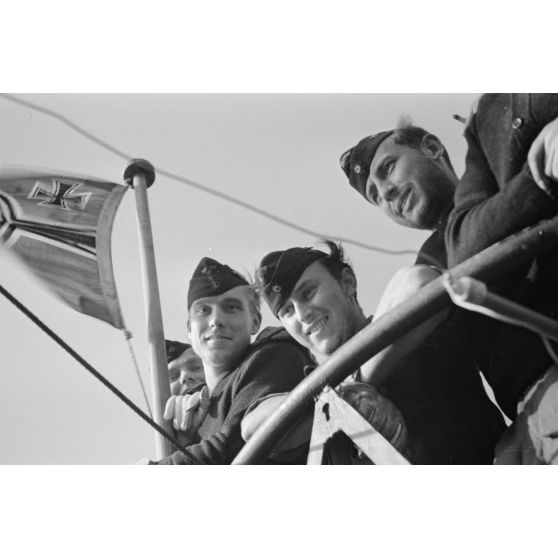 Au port de Saint-Nazaire, appareillage d'un sous-marin allemand de la 7.Unterseebootflottille et retour du sous-marin U-553 commandé par le Kapitänleutnant Karl Thurmann.