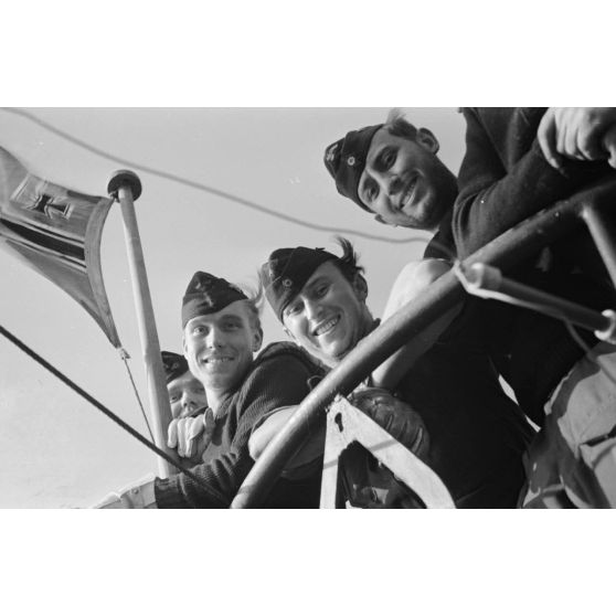 Au port de Saint-Nazaire, appareillage d'un sous-marin allemand de la 7.Unterseebootflottille et retour du sous-marin U-553 commandé par le Kapitänleutnant Karl Thurmann.