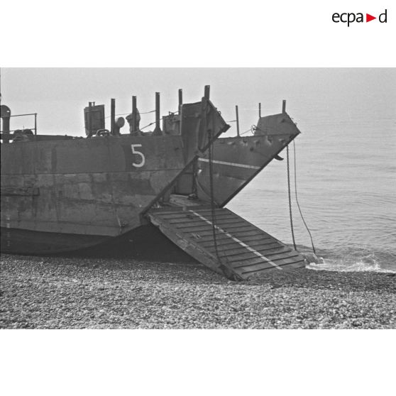 La plage de Dieppe après le raid canadien (Opération Jubilee) du 19 août 1942.