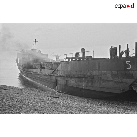 La plage de Dieppe après le raid canadien (Opération Jubilee) du 19 août 1942.